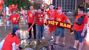 Cổ động viên đội mưa đến phố đi bộ Nguyễn Huệ tiếp lửa cho tuyển Việt Nam