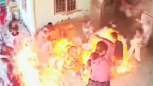Video bình gas mini phát nổ khiến 3 người đang ăn lẩu nhập viện ở Cà Mau