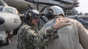 Tư lệnh Mỹ thăm tàu sân bay USS Abraham Lincoln giữa tranh cãi về đời sống thủy thủ  