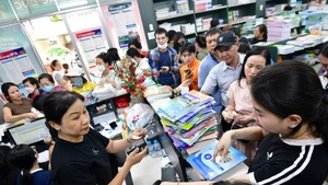 Phụ huynh TP.HCM tất bật mua sách giáo khoa cho con vào năm học mới
