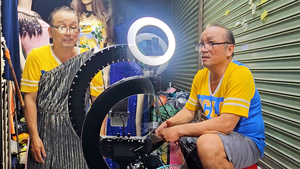 Gặp ông chú U60 đêm đêm mặc đầm lệch vai, livestream chốt đơn mỏi tay
