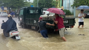 Đường phố thành ‘sông’, người dân đẩy xe tải chết máy qua biển nước ở Nghệ An
