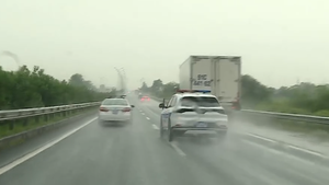 Video cảnh sát giao thông lái xe làm mẫu, chỉ cách ‘chuyển làn, vượt xe’ trên hai cao tốc