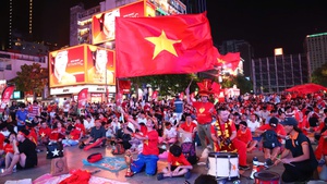 Ông Ba Sài Gòn mang lá cờ 8m cùng CĐV TP.HCM tiếp lửa tuyển Việt Nam ở chung kết ASEAN Cup 
