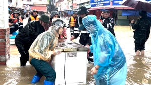 Công an, quân đội giúp dân chạy lũ do bão số 4