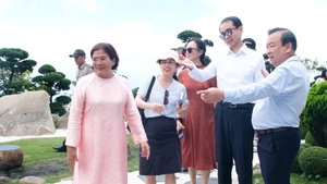 Đại sứ Trung Quốc thích thú tham quan cảnh đẹp tại Khu du lịch Quốc gia Núi Bà Đen