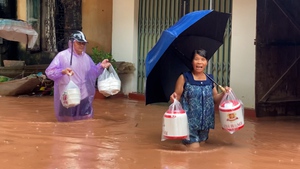 Nước lũ sông Kỳ Cùng dâng nhanh, người dân Lạng Sơn thức trắng đêm dọn đồ 