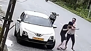 Người đàn ông chặn đầu taxi, đánh tài xế đã bị công an mời làm việc
