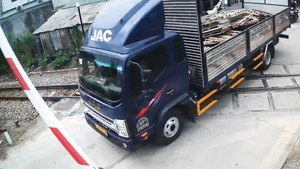 Tài xế bị phạt 41,5 triệu đồng vì tông gãy thanh chắn đường sắt ở TP Huế