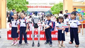 Bất ngờ với cách chào đón học sinh tại một trường tiểu học ở phường Sài Gòn