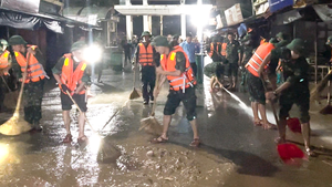Quân đội, công an trắng đêm làm sạch chợ Giếng Vuông giúp tiểu thương sớm trở lại buôn bán