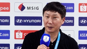 Sau trận chung kết, HLV Kim Sang Sik dí dỏm: Hôm nay tôi là 'king' của bóng đá Việt Nam