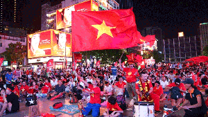 Trực tiếp: Cổ động viên 'tiếp lửa' tuyển Việt Nam gặp Thái Lan ở chung kết lượt về ASEAN Cup 2026
