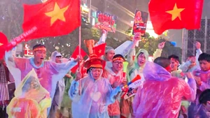Cổ động viên TP.HCM đội mưa tiếp lửa cho tuyển Việt Nam ở chung kết ASEAN Cup 2026