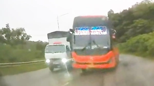 Video xe khách giường nằm vượt ẩu tại khúc cua, tài xế bị lập biên bản 