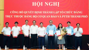 Trao quyết định thành lập và nhân sự Đảng bộ bộ phận Báo điện tử Tuổi Trẻ