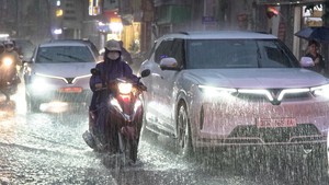 Trực tiếp: Nhiều tuyến đường tại Hà Nội ngập sâu do mưa lớn giờ tan tầm