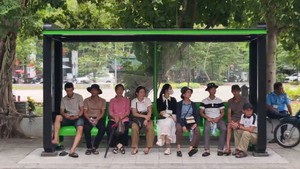 Nhiều nhà chờ xe buýt ở TP.HCM được bổ sung cây xanh, camera an ninh