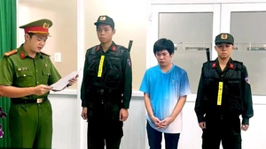 Vợ chồng chủ ‘Tiểu Vi House’ bị khởi tố vì bán hơn 11.000 đôi dép giả