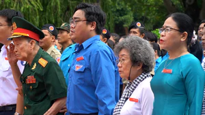 Xúc động lễ chào cờ tại công viên Lê Thị Riêng 
