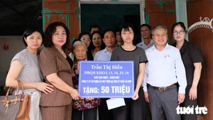 Đại biểu Quốc hội trao 50 triệu đồng giúp tân sinh viên Phạm Hoàng Xuân Dung