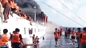 Video cháy phà chở 250 người ngoài khơi Indonesia, 41 người mất tích