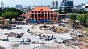 Bên trong công trường chỉnh trang Bến Nhà Rồng