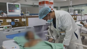 Bị ong vò vẽ đốt 150 vết trong lúc đi bắt cá, người đàn ông suy đa tạng