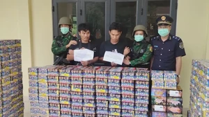 Bắt 2 người Lào vận chuyển 633 kg pháo nổ và ma túy qua biên giới