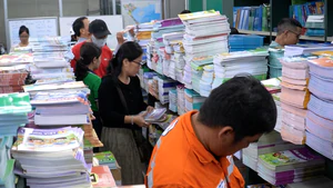 Phụ huynh 'lùng' sách giáo khoa, nhà xuất bản nói chậm nhất 4-9 sách về đến trường 