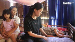 Nữ sinh không cha ‘mượn’ tiền mổ sọ của mẹ để giữ giấc mơ đến trường