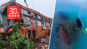 Bản tin 30s Nóng: Lật xe khách, nhiều người thương vong; Cận cảnh xác tàu không số dưới vịnh Vũng Rô