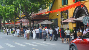 Dòng người xếp hàng dài mua vé tham quan di tích Nhà tù Hỏa Lò dịp lễ Quốc khánh