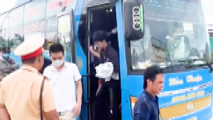 Người dân báo tin, cảnh sát giao thông 'bắt tại trận' xe khách chở quá 15 người