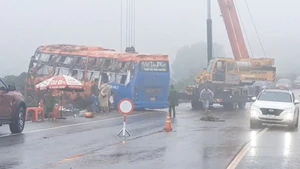 Hiện trường lật xe khách trên quốc lộ 19 đoạn qua tỉnh Gia Lai, 3 người tử vong