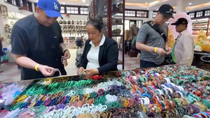Thủy thủ tàu sân bay Mỹ nếm nước mắm cá cơm, mua nhiều vòng tay mang về nước