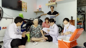 Bác sĩ đến tận nhà khám sức khỏe miễn phí cho người cao tuổi, người khuyết tật ở TP.HCM