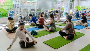Cô giáo từng mắc bệnh hiểm nghèo và lớp học 'Yoga cùng chiến binh K' tại Bệnh viện Chợ Rẫy