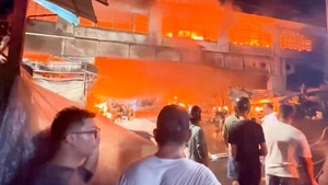 Video cháy lớn chợ Biên Hòa ở Đồng Nai, đang nỗ lực dập lửa ngăn cháy lan