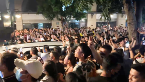 Video hàng nghìn người dân hiếu kỳ tụ tập trước nhà Huấn Hoa Hồng xem cảnh sát làm việc