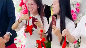 Clip cô dâu 'trả lễ' mỗi người bưng mâm bằng 1 con cua Cà Mau gây 'sốt rần rần'