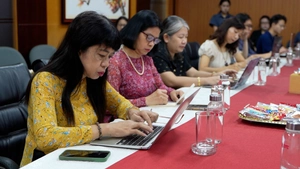 Giảng viên, học viên cao học tìm hiểu mô hình kinh tế báo chí tại Tuổi Trẻ