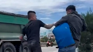 Hai người đánh tài xế giữa đường, công an đang xác minh