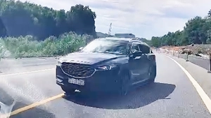 Video ô tô bất ngờ lấn làn, đối đầu với xe khác trên cao tốc Cam Lộ - La Sơn