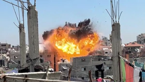 Khoảnh khắc tòa nhà ở Gaza nổ tung sau vụ không kích của Israel 