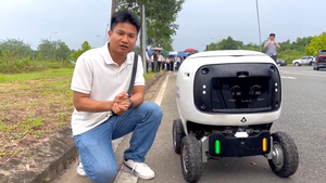 Trải nghiệm robotaxi và robot giao hàng tại khu công nghệ cao Hòa Lạc, Hà Nội