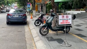 Nhiều người tự đặt biển cấm đậu xe trước nhà, có nhà đặt tới 5 tấm bảng 'cấm đậu'
