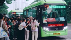 Sinh viên ký túc xá đại học Quốc gia TP.HCM di chuyển thuận lợi hơn nhờ tăng tuyến xe buýt