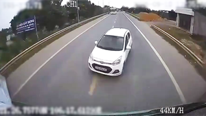 Video ô tô vượt ẩu, lấn làn tông trực diện xe container trên quốc lộ 1