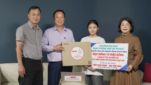 Từ nỗi lo học phí, tân sinh viên có người cha khiếm thị được nhận laptop, học bổng và chỗ ở